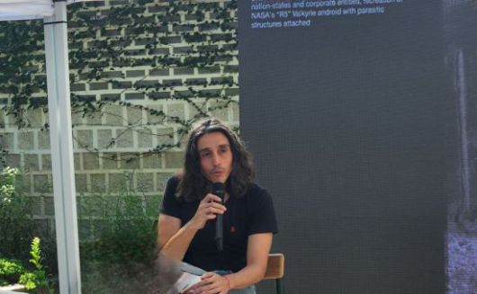 2일 오후 서울 종로구 아트선재센터에서 열린 아르헨티나-페루 작가 아드리안 비야르 로하스의 첫 국내 개인전 '적군의 언어' 간담회에서 작가가 발언하고 있다. 서믿음 기자