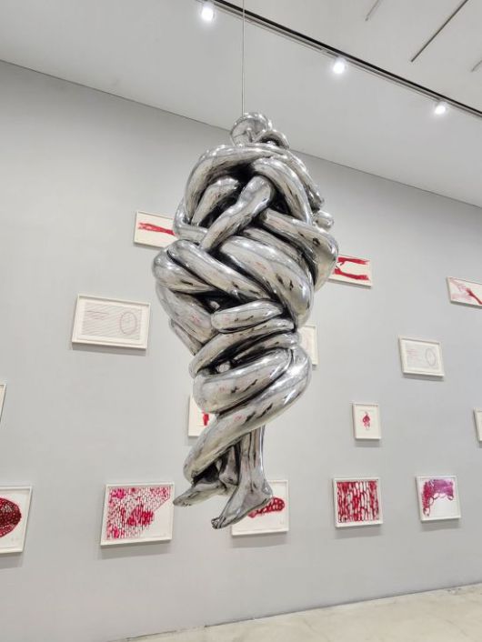 천장에 매달린 'The Couple'(2007~2009) 작품은 여성의 머리에서 뻗어 나온 나선형 구조 속에 남성과 여성이 포개진 모습을 하고 있다. 알루미늄으로 제작돼, 가까이 가면 작품에 관람객의 얼굴이 비치는데 보는 각도에 따라 모양을 달리하는 점이 관람 포인트다. 서믿음 기자