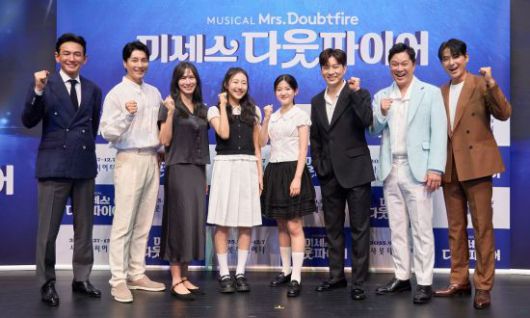 오는 9월27일 샤롯데씨어터에서 개막하는 뮤지컬 '미세스 다웃파이어'의 출연 배우들이 2일 이화여대 삼성홀에서 열린 제작발표회를 마친 뒤 기념사진을 찍고 있다.   [사진 제공= 샘컴퍼니]