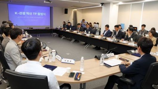 최휘영 문화체육관광부 장관이 3일 서울 종로구 국립현대미술관 서울관에서 열린 K-관광 혁신 전담팀(TF) 출범식에서 참석자들과 관광정책에 대한 의견을 나누고 있다.   [사진 제공= 문화체육관광부]