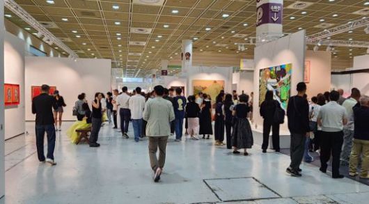 3일 개막한 프리즈 서울 2025 전시장에서 관람객들이 전시를 둘러보고 있다. 서믿음 기자