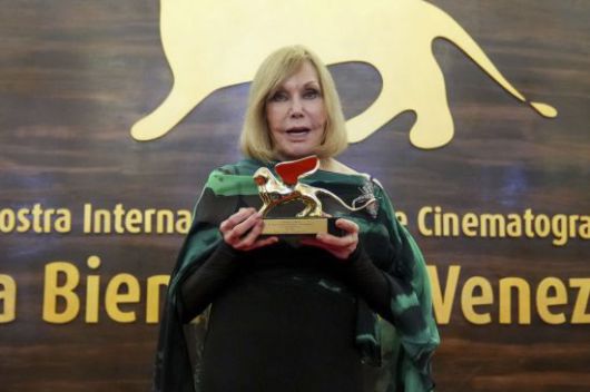 평생 공로상인 황금사자상을 수상한 킴 노박이 이탈리아 베니스에서 열린 제82회 베니스 영화제에서 사진작가들을 위해 포즈를 취하고 있다. AP연합뉴스
