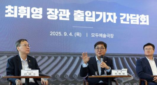 최휘영 문화체육관광부 장관(가운데)이 김영수 문체부 제1차관, 김대현 문체부 제2차관과 함께 4일 서울 서대문구 모두예술극장에서 열린 취임 한달 기자간담회에서 질문에 답하고 있다.   [사진 제공= 문화체육관광부]