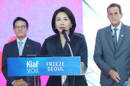 이재명 대통령의 부인 김혜경 여사가 3일 서울 강남구 코엑스에서 열린 프리즈 서울ㆍ키아프 서울 개막식에서 축사를 하고 있다. 연합뉴스