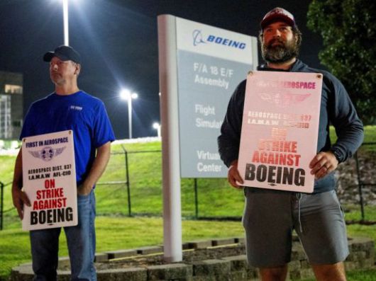 IAM 조합원들이 단체협약 협상을 두고 벌인 파업에서 피켓을 들고 항의 시위를 하고 있다. 로이터연합뉴스