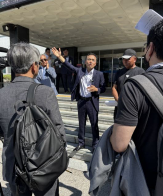 이항진 전 여주시장이 지난 3일 여주시청 앞에서 기자회견을 통해 가업동 신청사 이전을 중단할 것을 촉구하고 있다. 여강기자단 제공