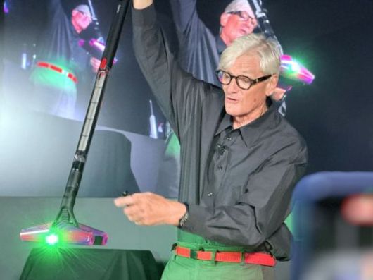 다이슨 창업자 겸 수석 엔지니어 제임스 다이슨 경은 4일(현지시간) 오후 독일 베를린 시내에 위치한 다이슨 데모 전시장에서 전세계 소수의 미디어를 대상으로 프라이빗 간담회를 열고 신제품 11종을 직접 공개했다. 장희준 기자