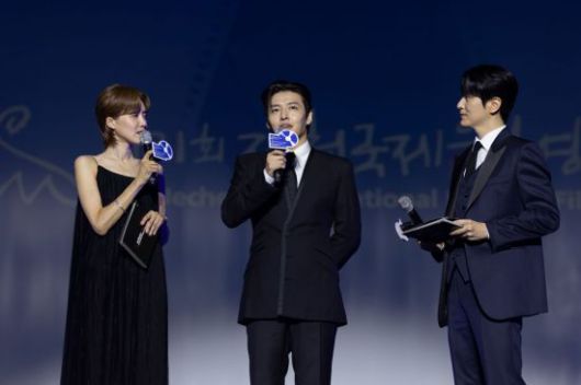 사회자 장도연 이준혁과 홍보대사 강하늘이 4일 오후 충북 제천시 제천비행장 돔 특설무대에서 열린 제21회 제천국제음악영화제 개막식에서 장항준 집행위원장에 대해 이야기 나누고 있다. 사진제공=제천국제음악영화제