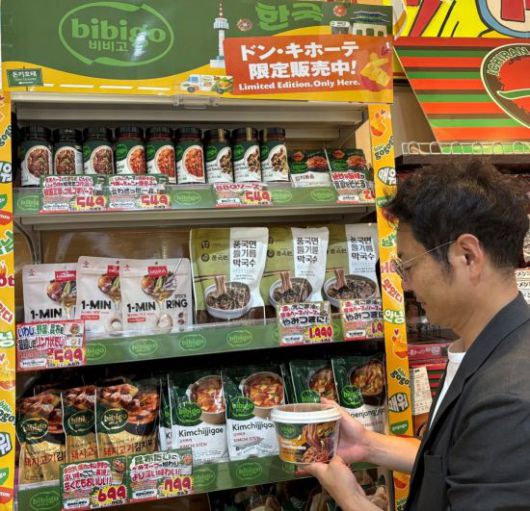 일본 도쿄 나카메구로에 위치한 돈키호테 매장에서 소비자가 비비고 전용 매대를 살펴보는 모습.