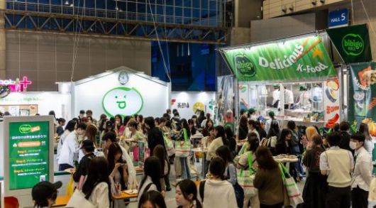 지난 5월 일본 지바현 마쿠하리 멧세에서 열린 K-팝 페스티벌 ‘KCON JAPAN 2025’에서 운영 중인 CJ제일제당의 '비비고' 부스.