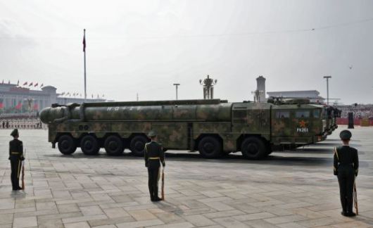 3일(현지시간) 중국 베이징 천안문 광장에서 열린 전승절 80주년 기념 열병식에서 공개된 중국판 사드(THAAD)라 불리는 HQ-29 요격미사일의 모습. EPA연합뉴스