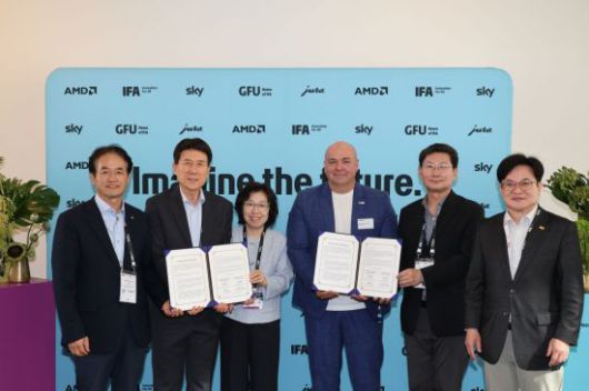 김병수 김포시장과 대한민국대도시시장협의회 참가단이 IFA 최고 경영자인 라이프 린드너와 함께 하고 있다. 오른쪽 첫 번째가 김병수 시장, 세 번째가 라이프 린드너 최고 경영자.김포시 제공