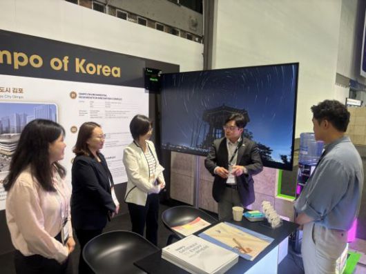 김병수 김포시장이 김포부스를 방문해 김포시 공무원들과 함께 대화를 나누고 있다. 김포시 제공