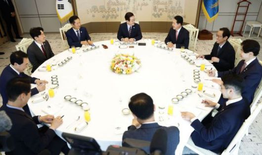 이재명 대통령이 8일 용산 대통령실에서 여야 지도부 오찬 회동을 하고 있다. 연합뉴스