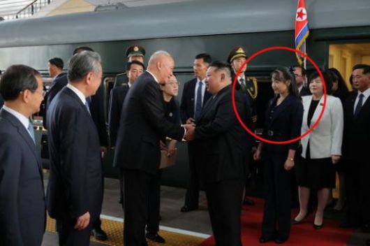 김정은 북한 국무위원장과 딸 주애(붉은 원)가 지난 2일 오후 4시 중국 베이징에 도착하고 있다. 조선중앙통신연합뉴스
