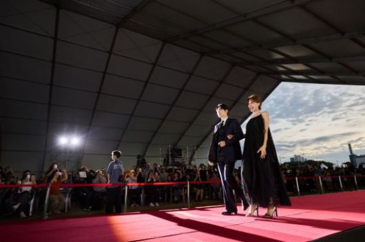 이준혁, 장도연이 4일 충북 제천비행장에서 열린 제21회 제천국제음악영화제 개막식 레드카펫 행사에 입장하고 있다. 사진제공=제천국제음악영화제