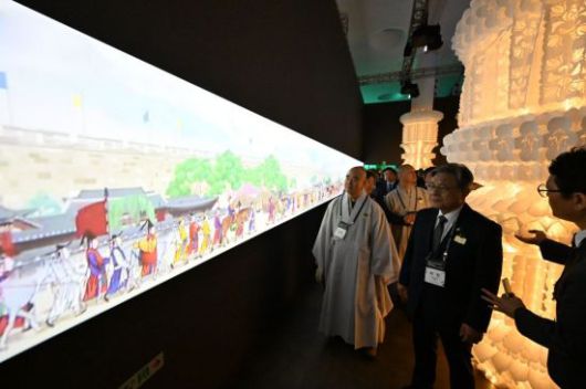 허민 국가유산청장이 지난달 22일 서울 동대문디자인플라자 뮤지엄에서 열린 국가유산 디지털 특별전 '헤리티지: 더 퓨처 판타지' 특별전에서 '조선왕실 행차 풍경' 미디어아트를 살펴보고 있다. 연합뉴스