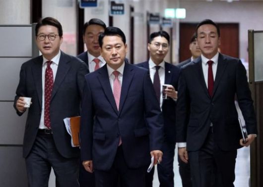 장동혁 대표를 비롯한 국민의힘 지도부가 대통령과의 여야 지도부 회동이 예정된 8일 국회에서 회의실로 이동하고 있다. 2025.9.8 김현민 기자