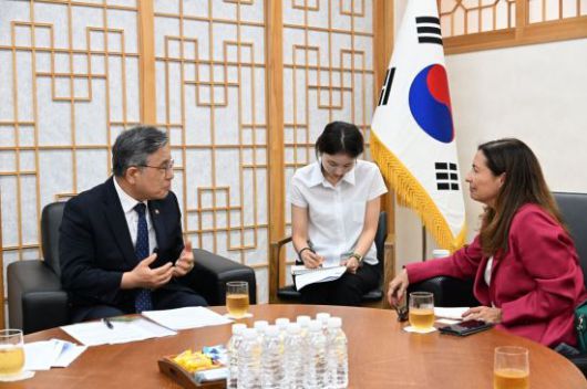 허민 국가유산청장이 지난달 28일 서울 종로구 국립고궁박물관에서 테레사 파트리치오 국제기념물유적협의회 위원장과 2026년 개최되는 제48차 세계유산위원회 의장국으로서 대한민국의 활동 방향 등에 대해 환담하고 있다. 연합뉴스