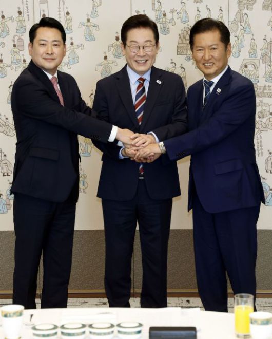 이재명 대통령이 8일 용산 대통령실에서 여야 지도부 오찬 회동에 참석한 더불어민주당 정청래 대표, 국민의힘 장동혁 대표와 기념촬영을 하고 있다. 연합뉴스