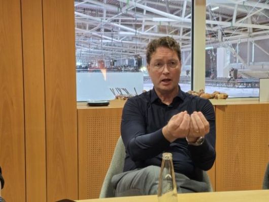 8일(현지시간) 독일 뮌헨에서 열린 'IAA 모빌리티 2025'에서 열린 메르세데스-벤츠 글로벌 미디어 간담회에서 올라 칼레니우스 메르세데스-벤츠 회장(이사회 의장)이 발언하고 있다. 오현길 기자