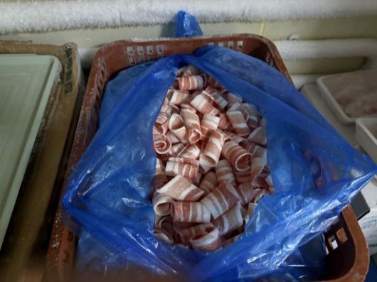 창고에서 발견된 표시사항이 없는 무표시 축산물(사진=대전시 제공)