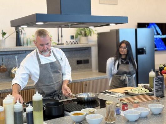 삼성전자 KX 스토어에선 런던 라이프스타일에 맞춘 생활 공간별 AI 홈을 체험해볼 수 있다. 셰프들이 매장 내 주방에서 삼성의 AI 가전들을 활용해 요리를 만들고 있다. 장희준 기자