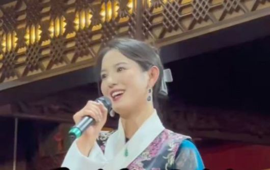 중국의 한 식당에서 일하는 무용수가 배우 송혜교와 닮은 외모로 주목받고 있다. SCMP