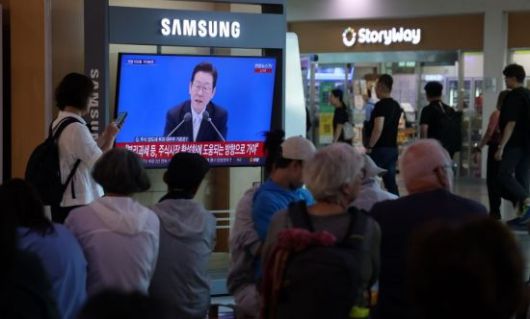 11일 서울역 대합실에서 시민들이 이재명 대통령의 취임 100일 기자회견 생중계를 지켜보고 있다. 2025.09.11 윤동주 기자