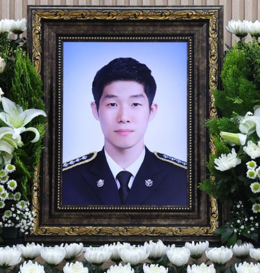 11일 인천 동구의 한 장례식장에 갯벌 고립 노인에 구명조끼를 벗어주고 숨진 해경 고(故) 이재석 경사의 빈소가 마련되어 있다. 연합뉴스