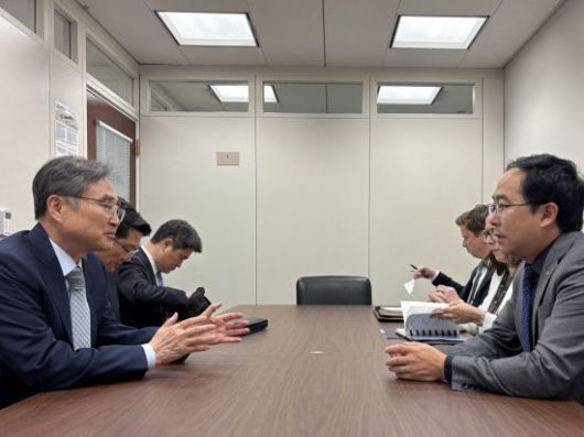 조현 외교부 장관과 앤디 김 미 연방 상원의원이 11일(현지시간) 미국 워싱턴D.C.에서 면담하고 있다. 외교부 연합뉴스