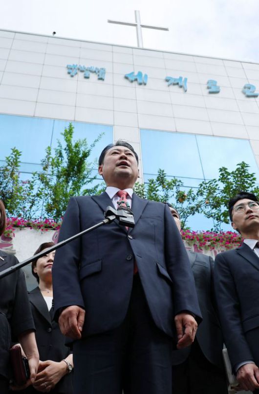 국민의힘 장동혁 대표가 14일 오전 부산 강서구 세계로교회에 예배에 참석하며 취재진 질문에 답하고 있다. 국민의힘 지도부는 이날 부산 첫 방문 일정으로 최근 구속된 손현보 목사가 담임 목사로 있는 세계로교회 예배에 참석했다. 손 목사는 개신교계 단체인 '세이브코리아'를 이끌며 윤석열 전 대통령의 탄핵 반대 집회를 주도하기도 했다. 연합뉴스