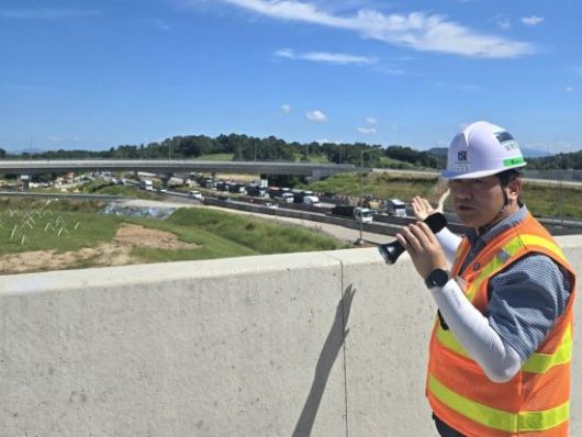 이상준 남광토건 현장소장이 지난 11일 전북 완주군 이서면 새만금~전주 고속도로 이서 분기점 공사현장에서 사업 진행 상황을 설명하고 있다. 아래로 호남고속도로가 보인다. 최서윤 기자