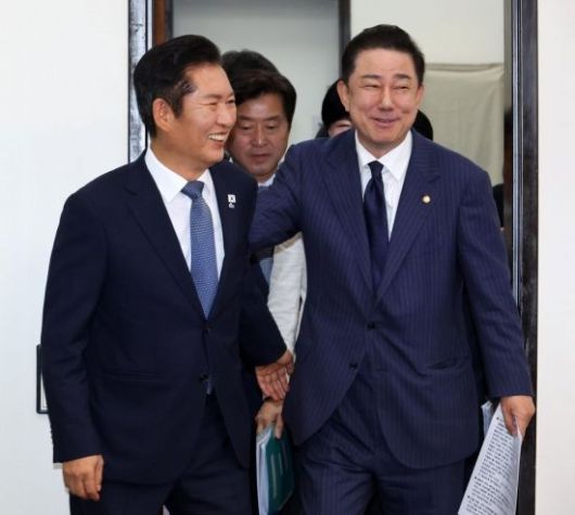 정청래 더불어민주당 대표와 김병기 원내대표가 15일 국회에서 열린 최고위원회의에 참석하고 있다. 2025.9.15 김현민 기자