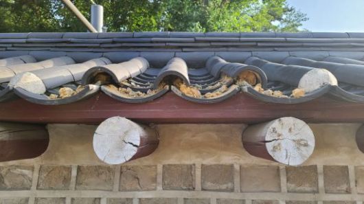 기와 파손 모습