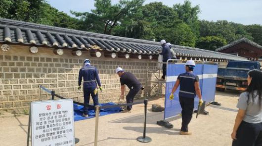 파손된 기와를 보수하는 모습[국가유산청]