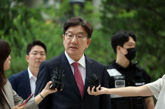 정치자금법 위반 혐의를 받고 있는 권성동 국민의 힘 의원이 지난달 27일 서울 종로구 KT 광화문 빌딩에 마련된 김건희 특검 사무실로 출석하며 취재진 질문에 답하고 있다. 조용준 기자