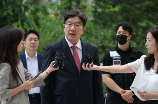 정치자금법 위반 혐의를 받고 있는 권성동 국민의 힘 의원이 지난달 27일 서울 종로구 KT 광화문 빌딩에 마련된 김건희 특검 사무실로 출석하며 입장을 밝히고 있다. 조용준 기자