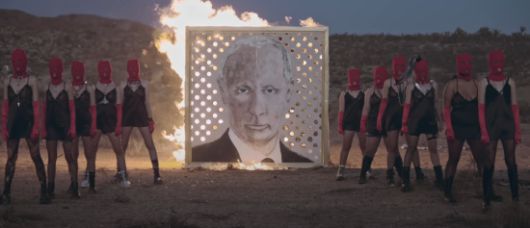 우크라이나 침공을 강하게 비판한 공연을 한 러시아 반체제 밴드 '푸시 라이엇'의 멤버들이 궐석재판에서 징역형을 선고받았다. 유튜브 채널 'Pussy Riot'