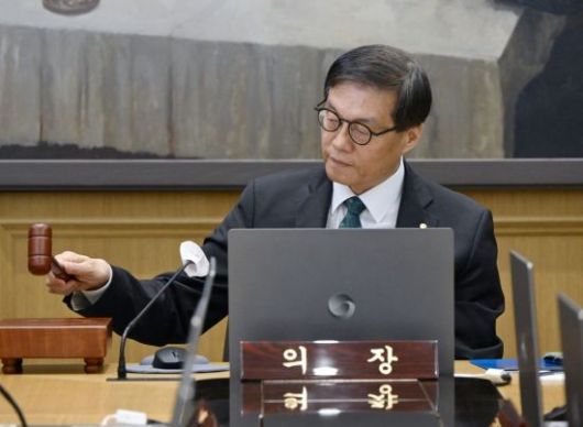 이창용 한국은행 총재가 28일 서울 중구 한국은행에서 열린 금융통화위원회에서 의사봉을 두드리고 있다. 2025.08.28 사진공동취재단