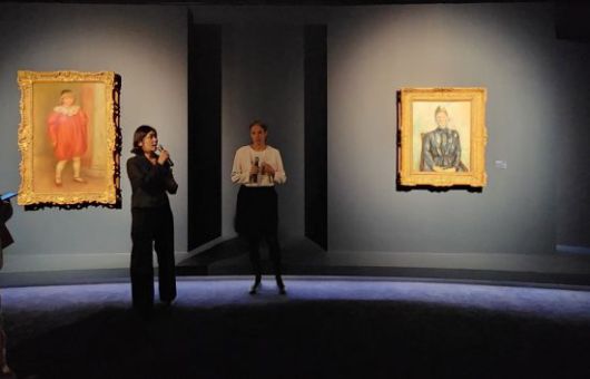 19일 오전 예술의전당 한가람디자인미술관에서 진행한 '오랑주리-오르세 미술관 특별전: 세잔, 르누아르' 전시 공개회에서 큐레이터가 설명하고 있다. 뒤에 작품은 세잔이 자신의 아들(왼쪽)과 아내를 그린 초상화. 서믿음 기자