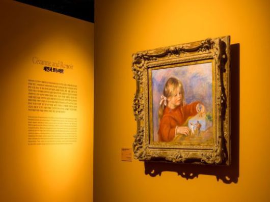 전시장 내부 전경. 정면 작품은 피에르 오귀스트 르누아르가 자신의 막내 아들을 그린 '놀이 중인 클로드 르누아르'(1905년경). 예술의전당 제공