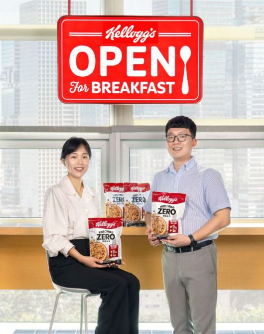 농심켈로그의 김용신 이사(왼쪽)와 정원호 과장이 아시아경제와 인터뷰를 진행하고 기념촬영을 하고 있다.