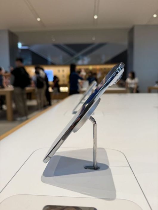 애플스토어 명동에 전시된 아이폰 에어. 이명환 기자