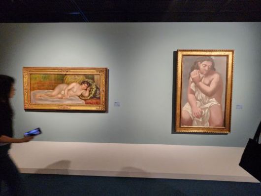 왼쪽 작품은 피에르 오귀스트 르누아르의 '누워 있는 여인의 누드(1906~1907), 오른쪽 작품은 파블로 피카소의 '천을 두른 누드'(1923). 서믿음 기자