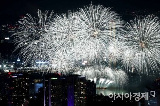 서울세계불꽃축제의 화려한 불꽃이 밤하늘을 수놓고 있다. 문호남 기자 munonam@
