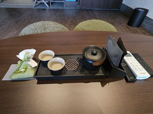 소노캄 경주 객실 내 마련된 어메니티. 다기세트와 공기놀이 세트. 사진=박재현 기자