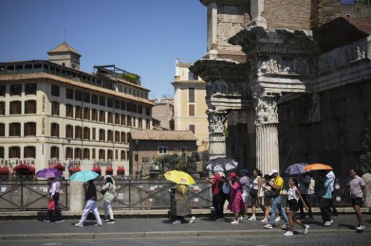 지난 6월 이탈리아 아우구스투스 포럼을 찾은 관광객들이 무더위를 피해 양산을 쓰며 걷고 있다. AP연합뉴스