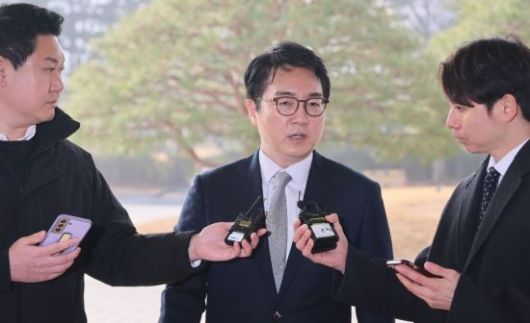 심우정 검찰총장이 10일 서울 서초구 대검찰청에서 출근길에 기자들 질의에 답변하고 있다. 2025.03.10 윤동주 기자