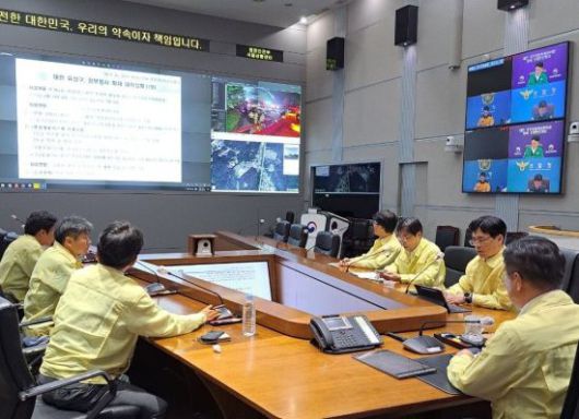 행정안전부는 26일 국가정보자원관리원 화재로 인한 정부 전산서비스 장애에 대응하기 위해 윤호중 장관 주재로 긴급 상황판단회의를 열어 위기경보를 '경계' 단계로 발령했다고 밝혔다. 연합뉴스